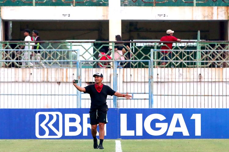 Presenter olahraga dan aktor Ibnu Jamil saat ngonten di tengah lapangan usai laga Madura United vs Persebaya Surabaya pekan ke-12 Liga 1 2023-2024 yang berakhir dengan skor 3-0 di Stadion Gelora Bangkalan, Jawa Timur, Minggu (17/09/2023) sore.
