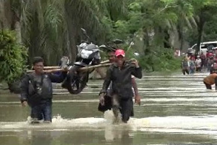 Banjir 1,5 Meter Lumpuhkan Jalan Trans Sulawesi