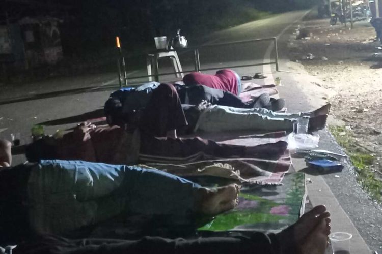 Warga Pulau Rempang memilih tidur di Jalan guna menjaga agar kampung mereka tidak dimasuki orang-orang yang tidak bertanggungjawab.