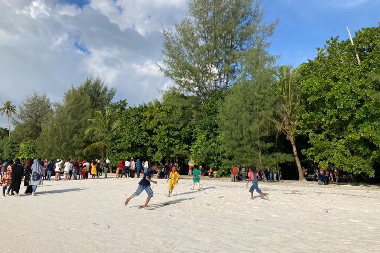 Wisatawan di Pantai Ngurbloat di Desa Wisata Ngilngof, Kabupaten Maluku Tenggara, Kamis (28/10/2021).