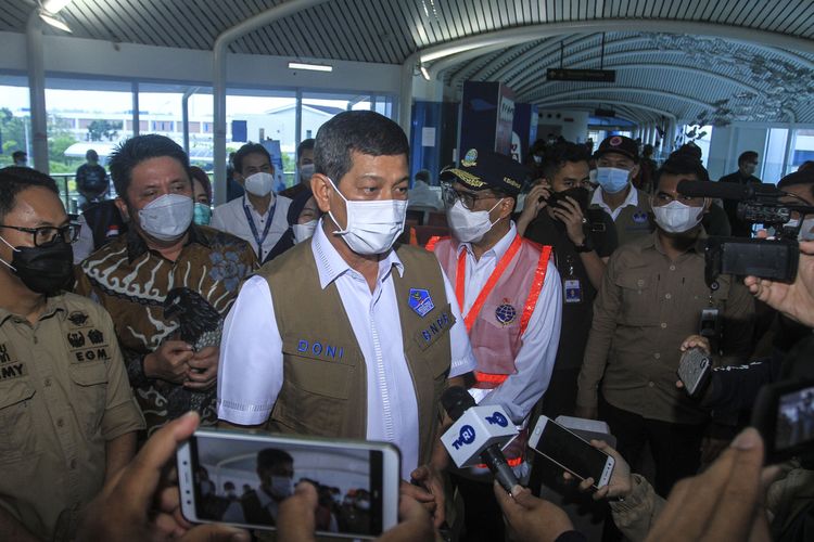 Ketua Satgas Covid-19 Doni Monardo saat melakukan pengecekan tes GeNoseC-19 kepada penumpang di Bandara Sultan Mahmud Badaruddin II Palembang sebagai salah satu syarat keberangkatan menggunakan jalur udara, Sabtu (22/5/2021).