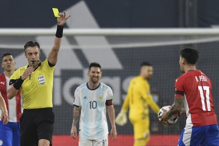 Wasit Brasil Raphael Claus menunjukkan kartu kuning kepada Hernan Perez dari Paraguay selama pertandingan sepak bola kualifikasi Piala Dunia FIFA 2022 tertutup antara Argentina dan Paraguay di Stadion La Bombonera di Buenos Aires pada 12 November 2020