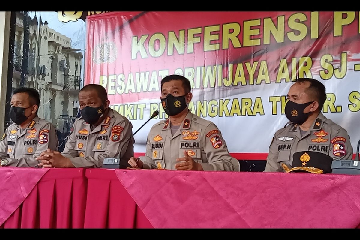 Kepala Biro Penerangan Masyarakat Divisi Humas (Karopenmas Divhumas) Polri Brigjen Rusdi Hartono (ketiga dari kiri) menyampaikan paparan terkait perkembangan terkini identifikasi korban di RS Polri Kramatjati, Jakarta Timur, Minggu (10/1/2021).