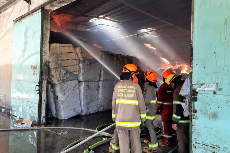 Petugas Dinas Damkar Bandung sedang memadamkan api yang membakar gudang kapas di Kota Bandung, Kamis (12/11/2020).