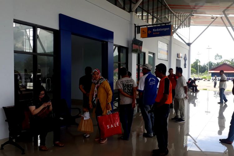 Aktivitas penumpang di Bandara Laga Ligo Bua Kabupaten Luwu Sulawesi Selatan terhitung sepi penumpang yang berdampak pada pendapatan angkutan umum yang beroperasi di bandara, Jumat (15/2/2019).