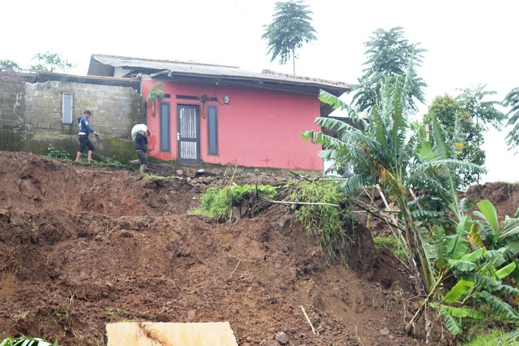 Kondisi bangunan rumah yang terancam ambles di Batulawang, Cianjur, akibat bencana pergerakan tanah yang terjadi sejak awal Februari 2021.