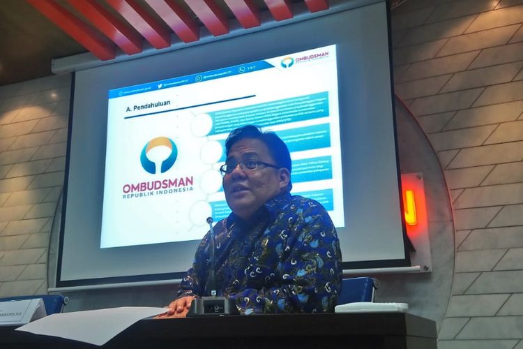 Anggota Ombudsman RI Adrianus Meliala (paling kanan) dan Ninik Rahayu (paling kiri) dalam paparan Catatan Akhir Tahun Bidang Penegakan Hukum di gedung Ombudsman, Jakarta, Jumat (21/12/2018).