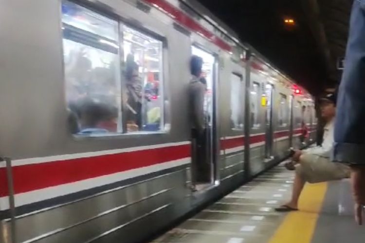 Ada Tiang Roboh, KRL Lintas Bekasi Hanya Sampai Stasiun Cakung