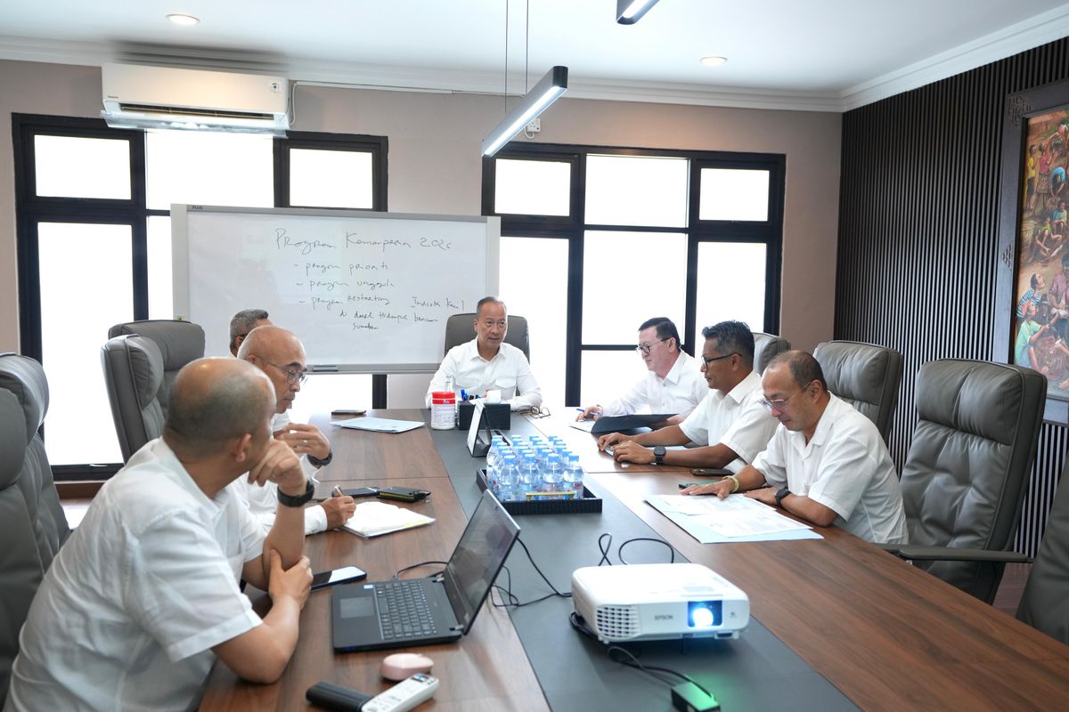 Menteri Perindustrian (Menperin) Agus Gumiwang Kartasasmita saat memimpin rapat perdana bersama jajarannya pada awal 2026.