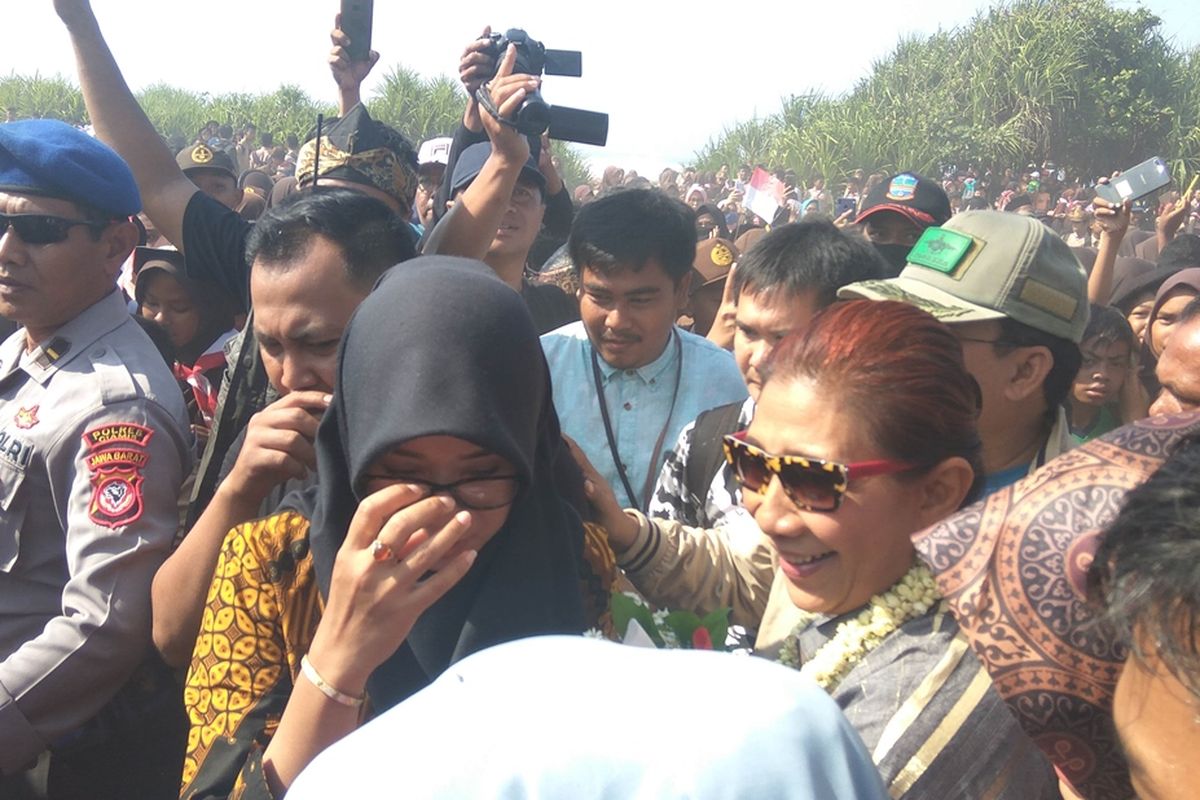 Masyarakat Pangandaran mengerumuni Susi Pudjiastuti yang baru tiba di landasan pacu Pamugaran, Sabtu (26/10/2019).