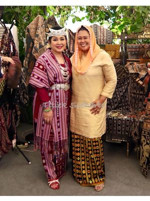 Ketua Komisi IV Dewan Perwakilan Rakyat Republik Indonesia (DPR RI) Titiek Soeharto (kiri) dan Yenny Wahid (kanan) mengenakan warisan Nusantara (wastra) berupa kain tenun Nusa Tenggara Timur (NTT) saat menghadiri acara Himpunan Ratna Busana bertajuk ?Mengenal Wastra, Busana, Budaya, dan Kuliner Nusa Tenggara Timur? pada 10 Mei 2025.