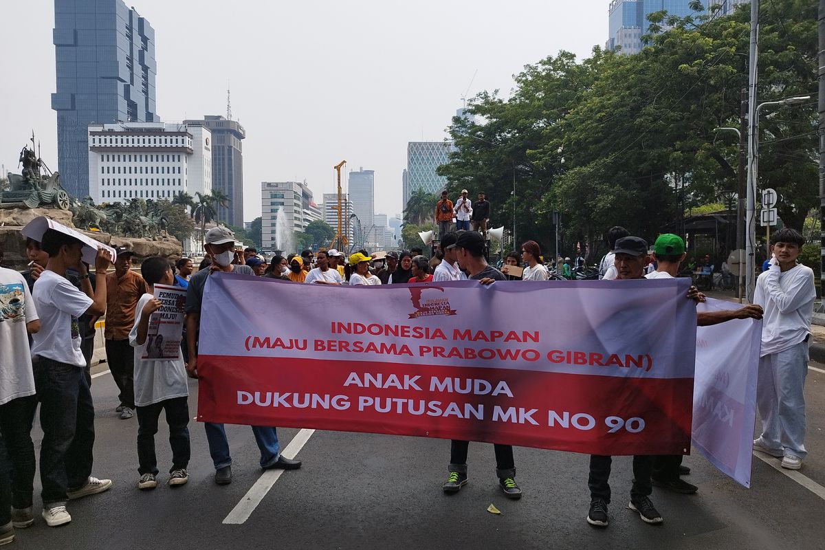 Pendukung Prabowo-Gibran mengatasnamakan Indonesia Mapan menggelar aksi di Patung Kuda, Gambir, Jakarta Pusat, Selasa (7/11/2023). (KOMPAS.com/XENA OLIVIA)