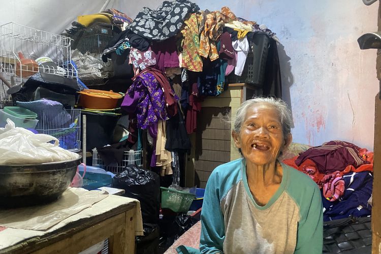Kisah Een, Lansia Sukabumi Tinggal di Rumah 2x2 Meter dan Bertahan Hidup dari Rongsokan