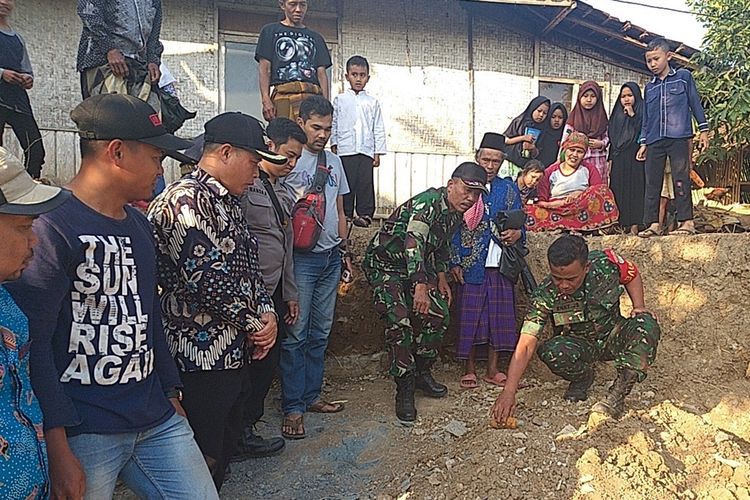 Sebuah mortir yang diduga masih aktif ditemukan warga di lahan kebun di Kampung Babakan RT 003/004 Desa Buniwangi, Kecamatan Pagelaran, Kabupaten Cianjur, Jawa Barat, Kamis (5/9/2019). 