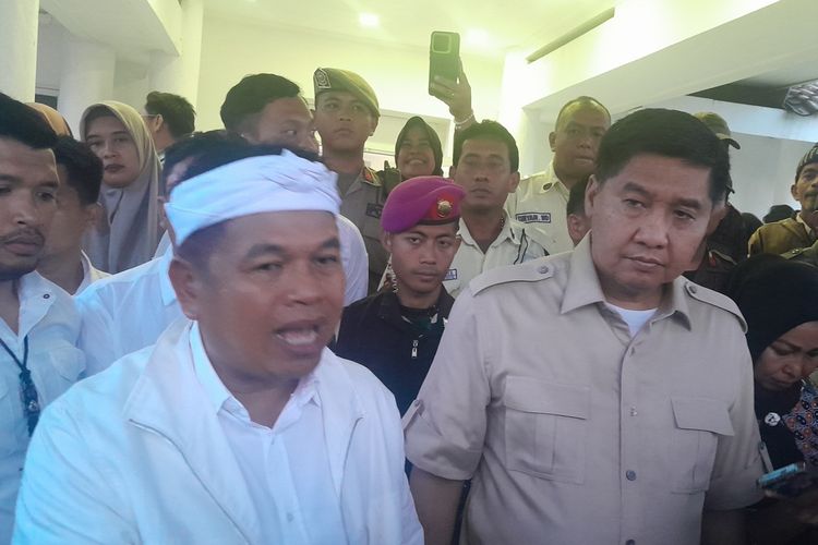 Gubernur Jawa Barat Dedi Mulyadi (kiri) dan Menteri Perumahan dan Kawasan Permukiman Maruarar Sirait usai Sosialisasi kredit program perumahan dan penguatan ekosistem perumahan di Kabupaten Karawang, di Aula Husni Hamid, Komplek Kantor Bupati Karawang, Senin (27/0/2025).