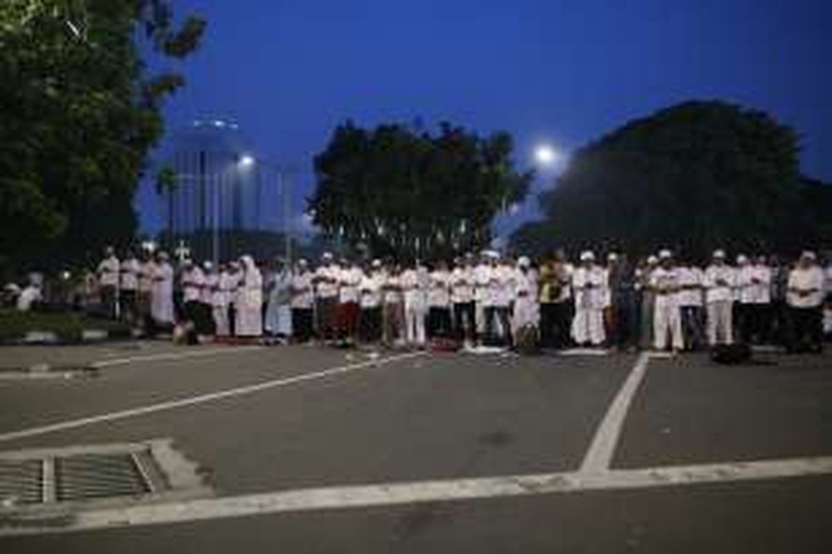 Pengunjuk rasa melakukan sholat di sekitar istana negara, Jakarta, Jumat, (4/11/2016).