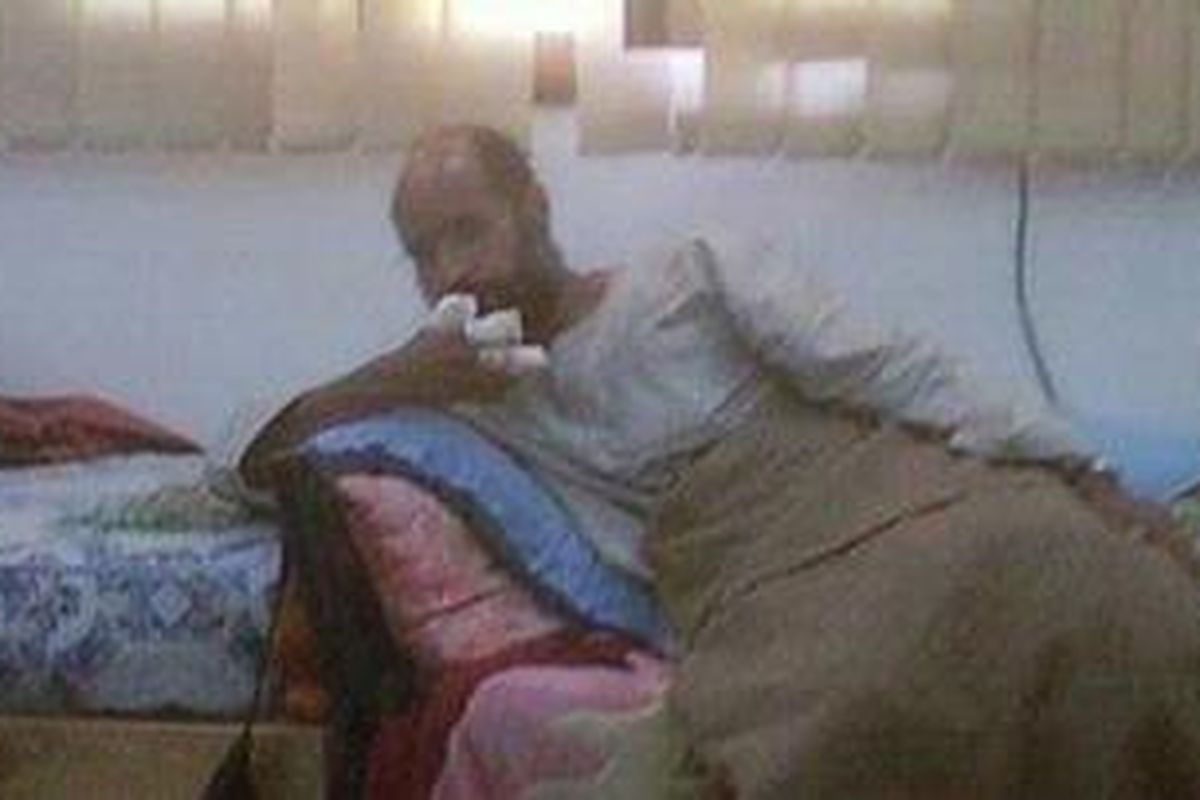 Saif al-Islam Khadafy dalam sebuah sel penjara setelah ditangkap di padang gurun di Libya selatan, Sabtu (19/11/2011).  