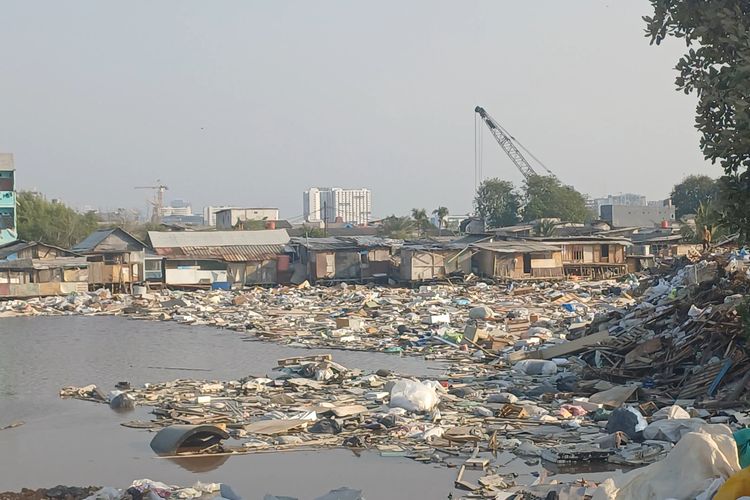 Puing Terus Dibuang ke Tanggul Muara Baru Jakut, Warga Khawatir Pencemaran hingga Tanggul Jebol