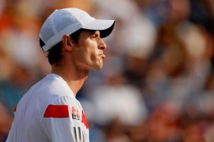 Petenis Inggris, Andy Murray bereaksi saat bertanding melawan Leonardo Mayer dari Argentina, pada babak kedua US Open yang berlangsung di USTA Billie Jean King National Tennis Center, New York, Jumat (30/8/2013).