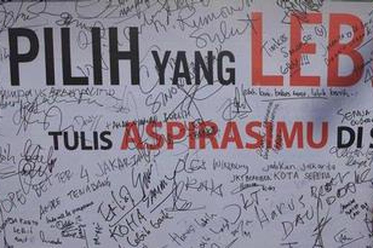 Warga menuliskan aspirasinya tentang Kota Jakarta, pada bentangan kain di tepi Jalan MH Thamrin, Jakarta, Minggu (25/3/2012). Seperti yang tertulis pada kain tersebut, warga mengharapkan gubernur DKI Jakarta yang terpilih pada pilkada mendatang mampu mengurai kemacetan lalu lintas di Jakarta yang semakin hari semakin parah.  