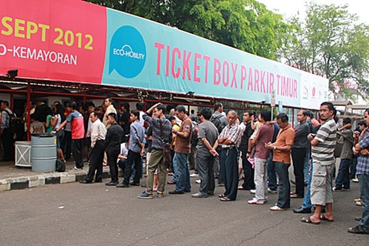 Pengunjung IIMS 2012 tadi pagi  (23/09/2012) antri membeli tiket seharga Rp 30.000