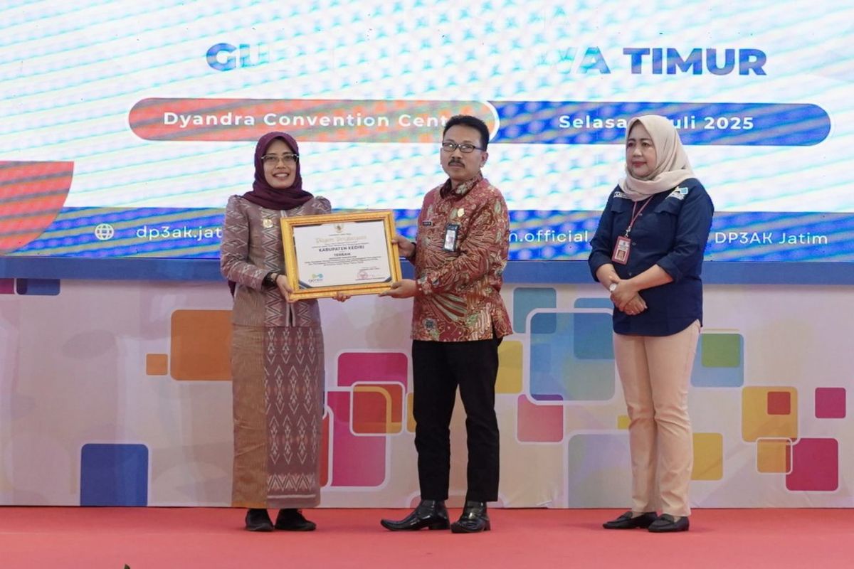 Wakil Bupati Kediri Dewi Mariya Ulfa atau Mbak Dewi saat menerima penghargaan dari Pemprov Jatim pada peringatan Hari Keluarga Nasional (Harganas) ke-32 Provinsi Jatim di Dyandra Convention Center, Surabaya, Selasa (1/7/2025).