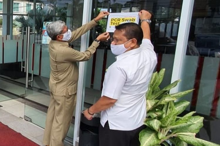 Kepala Dinas Pariwisata Sumatera Barat (Sumbar) Novrial memasang stiker bebas Covid-19 di salah satu hotel, Sumbar.