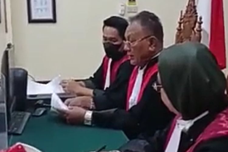 Bidik layar video sidang vonis dua kurir sabu-sabu seberat 97, 6 kilogram di PN Tanjung Karang, Jumat (27/5/2022). Kedua terdakwa divonis mati oleh majelis hakim.