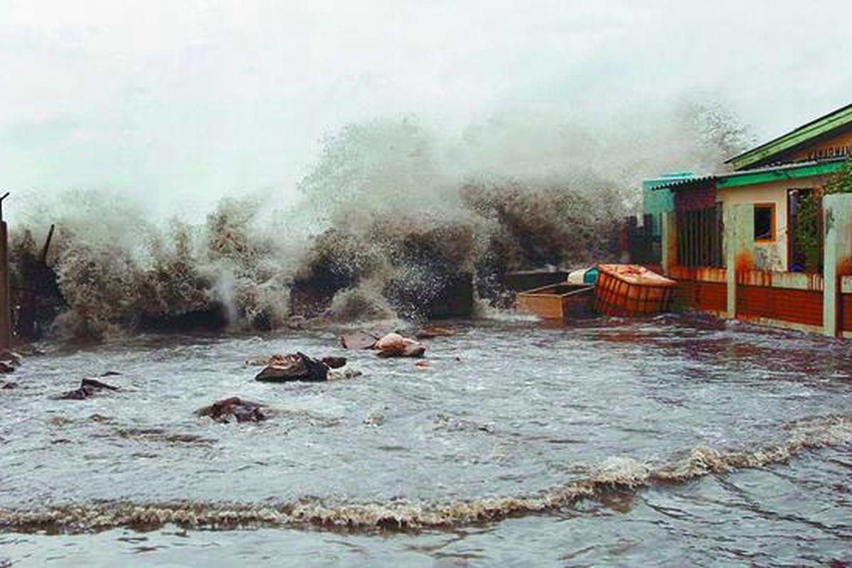Gelombang besar menjebol tanggul di Muara Angke, Jakarta Utara, Selasa (13/1), sehingga menyebabkan banjir. Akibatnya, kegiatan bongkar hasil laut di pasar ikan terganggu karena pasar tersebut terendam luapan banjir.  