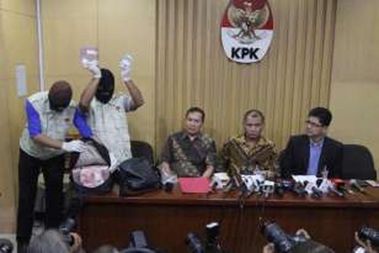 Petugas KPK menunjukkan barang bukti yang diperoleh dari operasi tangkap tangan (OTT) terkait dugaan suap DPRD DKI Jakarta disaksikan Ketua KPK Agus Rahardjobersa ma Wakil Ketua Laode Syarif dan Saut Situmorang di Gedung KPK, Jakarta, Jumat (1/4/2016). Dalam OTT itu KPK berhasil menangkap anggota DPRD DKI Jakarta M Sanusi dan seorang dari pihak swasta serta barang bukti Rp1,140 miliar yang diduga untuk melakukan suap terkait reklamasi pesisir utara Jakarta dan Raperda Rencana Tata Ruang Kawasan Strategis. 