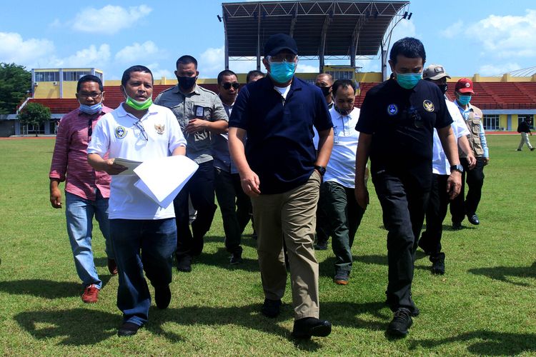 Gubernur Sumsel Herman Deru bersama ketua Asosiasi Provinsi (Asprov) PSSI Sumsel Ucok Hidayat saat meninjau lokasi tempat latihan yang akan digunakan sebagai pelaksanaan piala dunia U-20 pada 2021 mendatang, Minggu (28/6/2020).