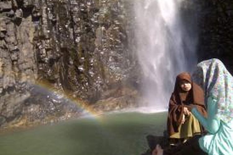 Dua pengunjung Air Terjun Takapala Malino, Kabupaten Gowa, Sulawesi Selatan tengah menikmati merdunya gemuruh air, Minggu, (24/8/2014).