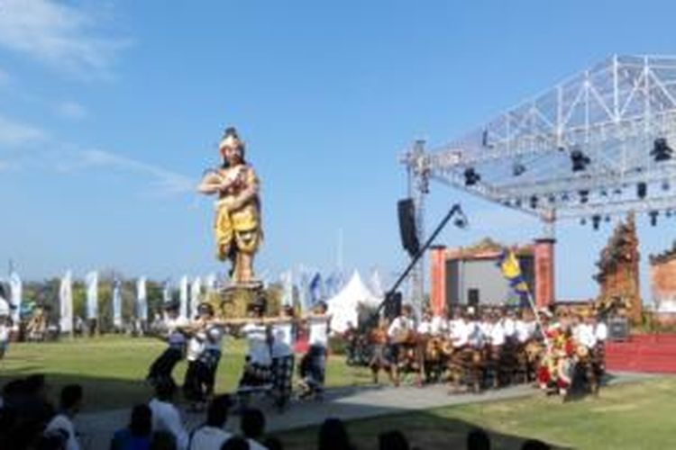 Parade Beleganjur atau gamelan khas Bali di acara Pembukaan Nusa Dua Fiesta 2015 di Pulau Peninsula, Kawasan BTDC Nusa Dua, Bali, Jumat (9/10/2015). Nusa Dua Fiesta berlangsung 9-13 Oktober 2015. 