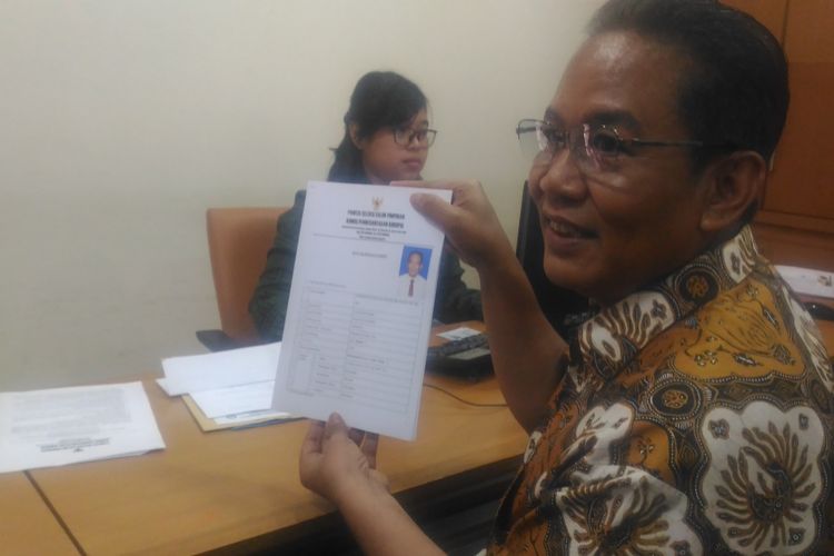 Komisaris Jenderal (Purn) Polisi Anang Iskandar mendaftarkan diri mengikuti seleksi sebagai calon pimpinan Komisi Pemberantasan Korupsi (KPK) di Gedung Sekretariat Negara, Jakarta Pusat, Rabu (3/7/2019). 