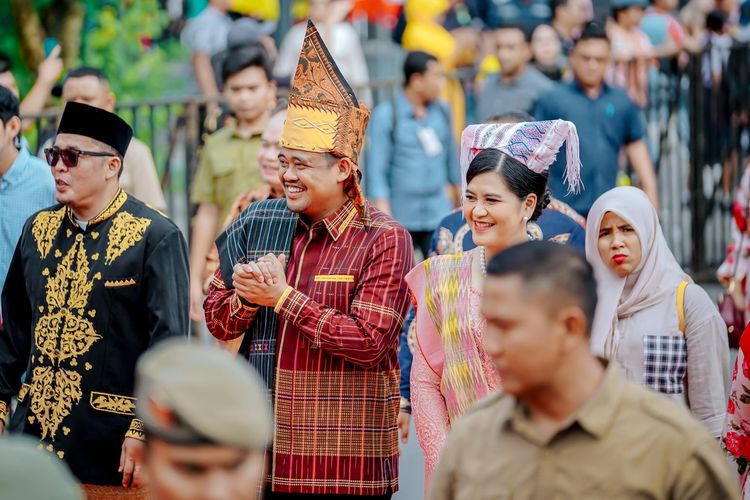 Walkot Medan Bobby Nasution dan Ketua TP PKK Kota Medan Kahiyang Ayu mengikuti pawai Medan Colorful Carnival, Sabtu (8/7/2023).