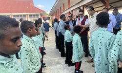 Sintia Anak Papua Nyaris Putus Sekolah, Naik Perahu 5 Jam Demi Bisa Belajar