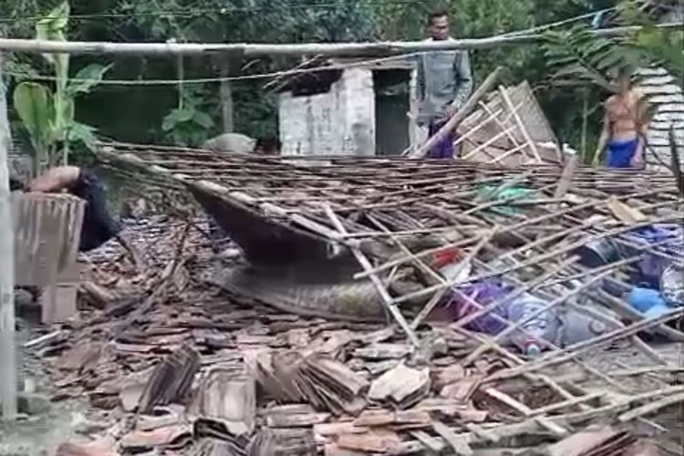 Rumah ambruk di Sampang, Jumat (24/10/2025).