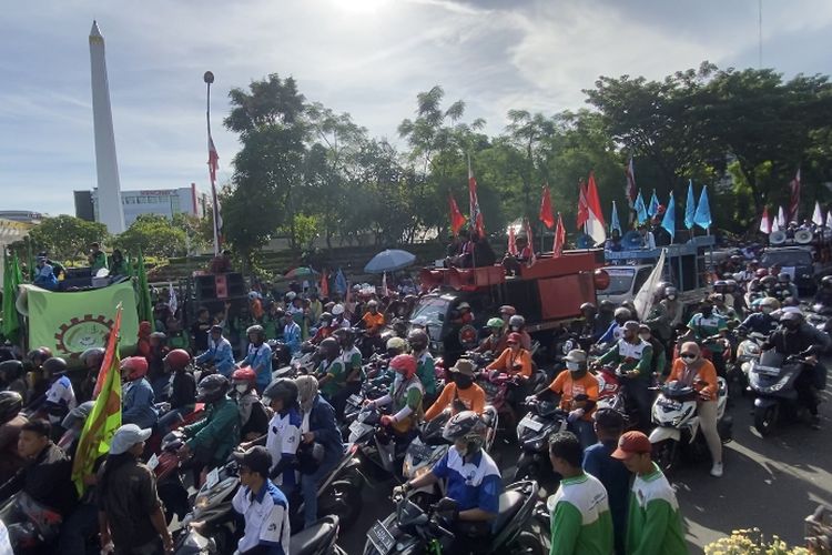 Massa buruh saat kepung Kantor Gubernur Jatim, Rabu (1/5/2024).
