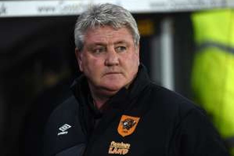 Manajer Hull City, Steve Bruce, mendampingi timnya dalam laga ulangan Piala FA kontra Arsenal, di KC Stadium, 8 Maret 2016.