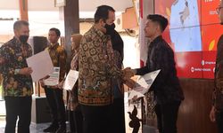 Putus Mata Rantai Kemiskinan, Bupati Jekek Berikan Beasiswa untuk 2.758 Mahasiswa Berprestasi