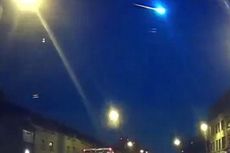 Meteor Besar Kehijauan Tertangkap Kamera Melintas di Langit