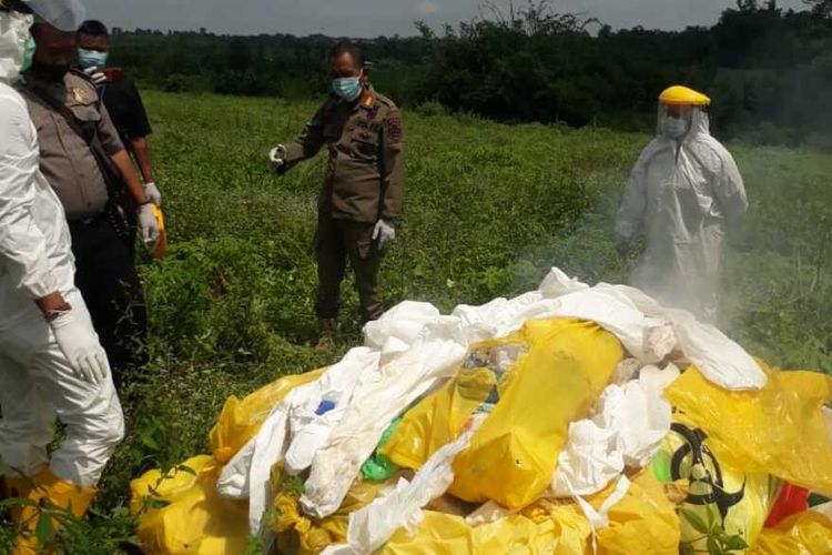 Sejumlah petugas memusnahkan limbah medis yang ditemukan di pinggir Jalan Raya Tenjo, Kampung Leuweng Gede, Desa Tenjo, Kecamatan Tenjo, Kabupaten Bogor, Jawa Barat pada Selasa (2/2/2021).