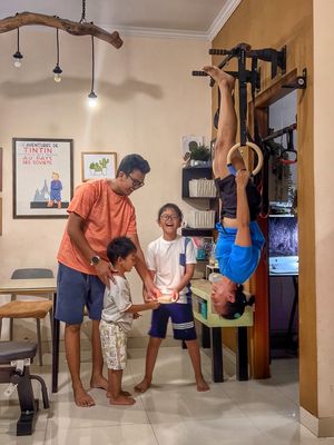 Latihan beban jadi momen kembali ke diri bagi Irsani. Ia menemukan kekuatan fisik, mental, dan misi edukasi untuk keluarga Indonesia.
