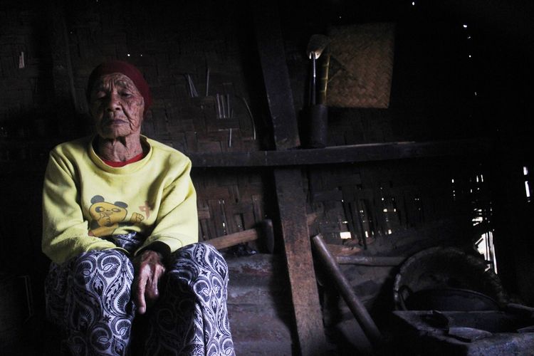 Mak Iyah, nenek renta berusia 100 tahun asal Kecamatan Pacet, Kabupaten Cianjur, Jawa Barat harus hidup sebatang kara di gubuk reyot di tengah kebun sayuran.