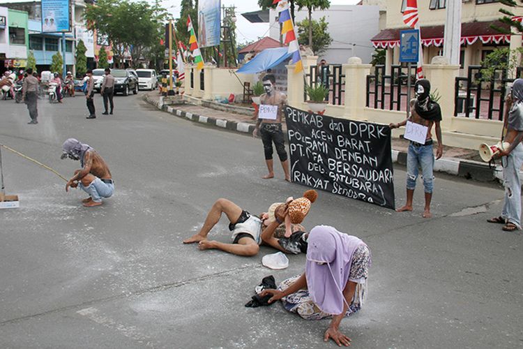 sejumlah aktivis mahasiswa yang tergabng dalam CATUR melakukan aksi treatrikal sebagai bentuk protes terhadap pencemaran batubara yang telah mencemari laut dan pemukiman warga di Kabupaten Aceh Barat, Sabtu (12/08/17).