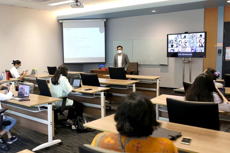 Ilustrasi pembelajaran tatap muka (PTM) Universitas Prasetya Mulya yang memanfaatkan teknologi.