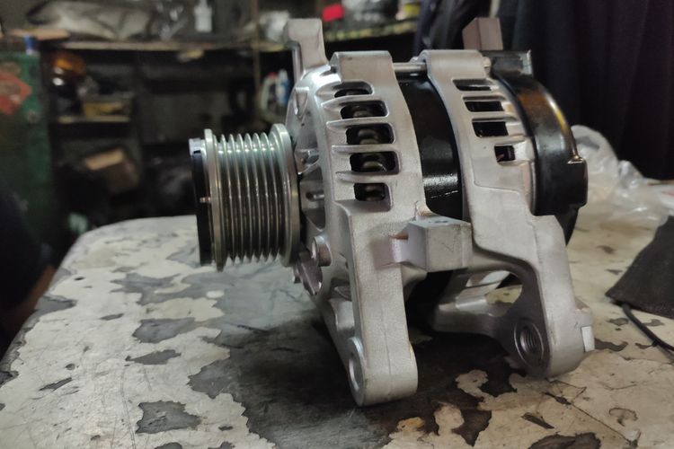 Alternator mobil di bengkel Sigit Alternator 24 Jam