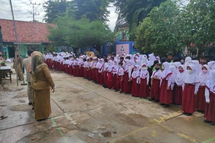 Suasana hari pertama sekolah di SDN 1 Pandian Sumenep, Senin (18/7/2022). 