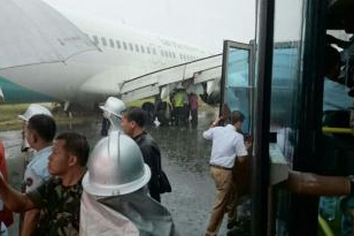 Suasana di luar pesawat Garuda Indonesia GA 618 yang tergelincir di Bandara Sultan Hasanuddin, Makassar, Selasa (2/6/2015). Foto diperoleh Kompas.com dari anggota DPD RI asal Sulawesi Selatan Abdul Azis.