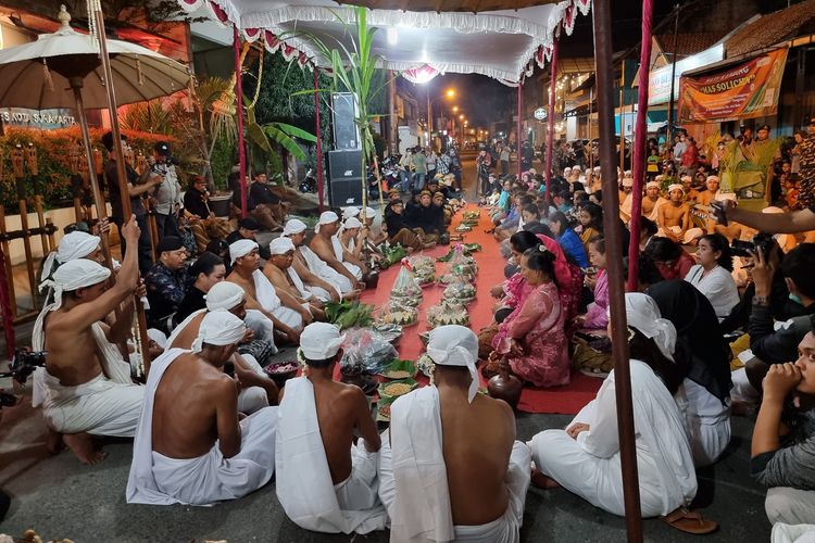 Doa bersama pada acara Umbul Mantram di Sudiroprajan, Kota Solo, Kamis (12/1/2023).